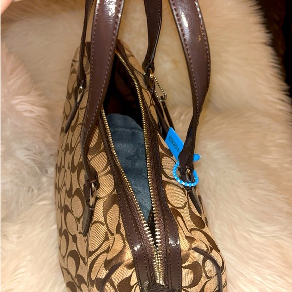 Coach Mono Hand bag! It’s like brand new. Clean and pristine! Check it out! - Picture 6 of 6